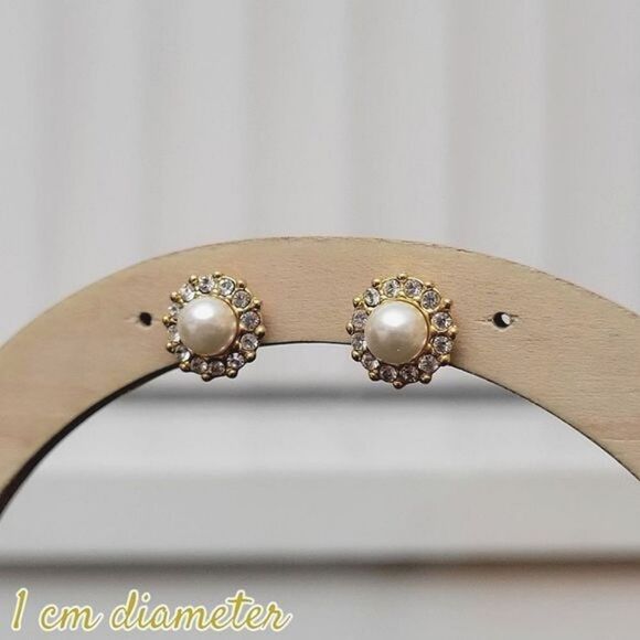Vtg faux pearl and rhinestone gold tone sunburst studs - Picture 1 of 6